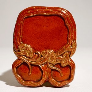 Een kleine Chinese koraalrood geglazuurde inktsteen, Qianlong merk, 19e eeuw — foto 1
