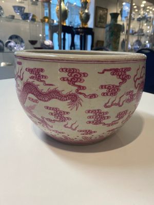 Een kleine Chinese rose-geëmailleerde vissenkom met draken, 19/20e eeuw — foto 2