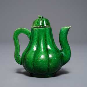 Een kleine Chinese verte biscuit theepot in chrysantvorm, Kangxi — foto 3