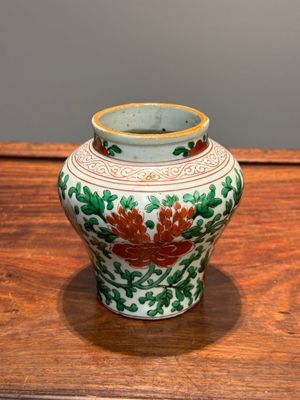 Een kleine Chinese wucai pot met boeddhistische leeuwen en pioenslingers, Transitie periode — foto 4