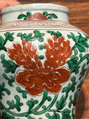 Een kleine Chinese wucai pot met boeddhistische leeuwen en pioenslingers, Transitie periode — foto 6