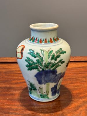 Een kleine Chinese wucai pot met figuren in een landschap, Transitie periode — foto 3