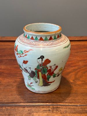 Een kleine Chinese wucai pot met figuren in een landschap, Transitie periode — foto 1
