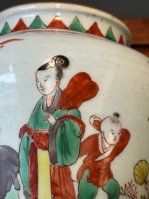 Een kleine Chinese wucai pot met figuren in een landschap, Transitie periode — foto 5