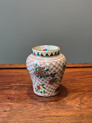 Een kleine Chinese wucai pot met floraal decor, Transitie periode — foto 1