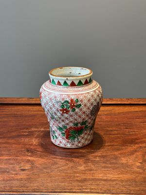 Een kleine Chinese wucai pot met floraal decor, Transitie periode — foto 3