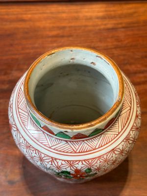 Een kleine Chinese wucai pot met floraal decor, Transitie periode — foto 4