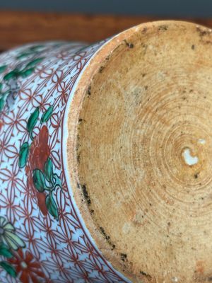 Een kleine Chinese wucai pot met floraal decor, Transitie periode — foto 7