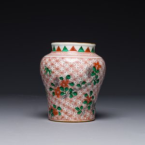 Een kleine Chinese wucai pot met floraal decor, Transitie periode — foto 1