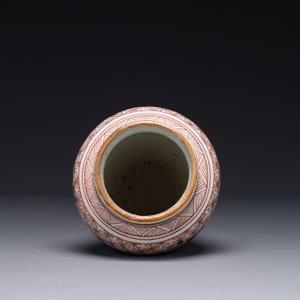 Een kleine Chinese wucai pot met floraal decor, Transitie periode — foto 5