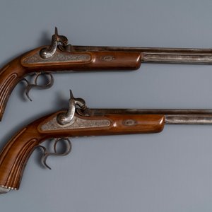 Een koffer met twee Belgische gegraveerde duelleerpistolen, wellicht Luik, 19e eeuw — foto 2