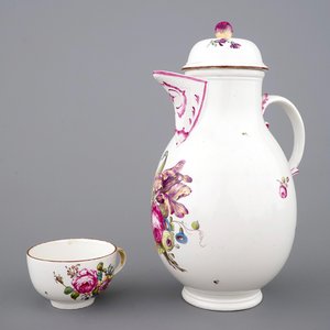 Een koffiepot en kopje met floraal decor, porselein uit Höchst, 18e eeuw — foto 1