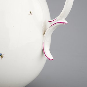 Een koffiepot en kopje met floraal decor, porselein uit Höchst, 18e eeuw — foto 9