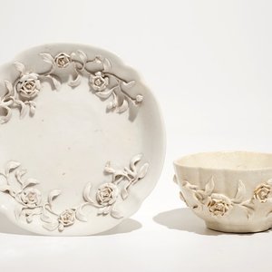 Een kop en schotel met floraal reliëfdecor, porselein, Doccia, Italië, 18e eeuw — foto 1