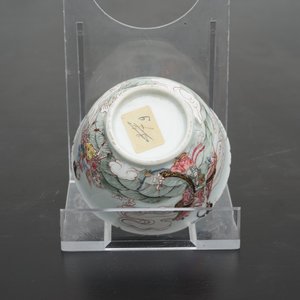Een kop en schotel met verfijnd famille rose decor, Yongzheng, 1722-735 — foto 17