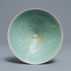Een Koreaanse celadon kom met onderglazuur floraal decor, Goryeo of later — foto 1