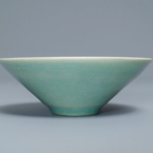Een Koreaanse celadon kom met onderglazuur floraal decor, Goryeo of later — foto 3