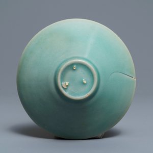 Een Koreaanse celadon kom met onderglazuur floraal decor, Goryeo of later — foto 7