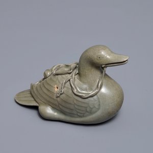 Een Koreaanse celadon waterdruppelaar in de vorm van een eend, 19/20e eeuw — foto 2