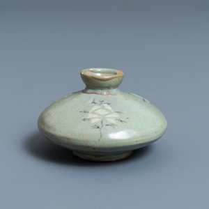 Een Koreaanse ingelegde celadon waterdruppelaar of olieflacon, wellicht Goryeo, 14/15e eeuw — foto 1