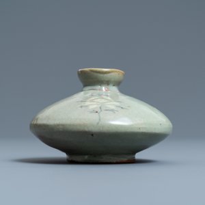 Een Koreaanse ingelegde celadon waterdruppelaar of olieflacon, wellicht Goryeo, 14/15e eeuw — foto 2