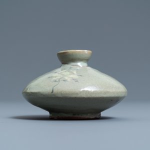 Een Koreaanse ingelegde celadon waterdruppelaar of olieflacon, wellicht Goryeo, 14/15e eeuw — foto 3