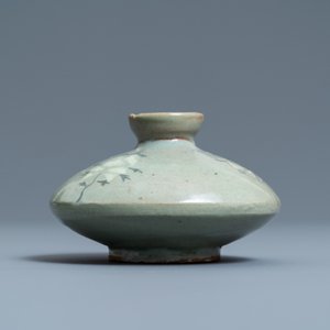 Een Koreaanse ingelegde celadon waterdruppelaar of olieflacon, wellicht Goryeo, 14/15e eeuw — foto 4