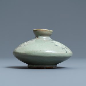 Een Koreaanse ingelegde celadon waterdruppelaar of olieflacon, wellicht Goryeo, 14/15e eeuw — foto 5