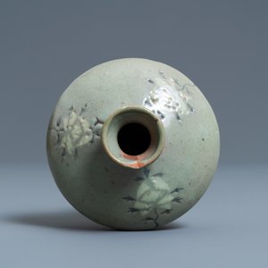 Een Koreaanse ingelegde celadon waterdruppelaar of olieflacon, wellicht Goryeo, 14/15e eeuw — foto 6