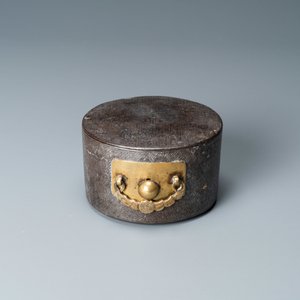 Een Koreaanse met zilver ingelegde ijzeren dekseldoos, wellicht Joseon, 16/17e eeuw — foto 4