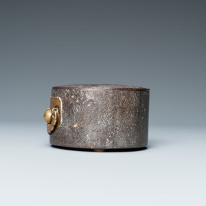 Een Koreaanse met zilver ingelegde ijzeren dekseldoos, wellicht Joseon, 16/17e eeuw — foto 6