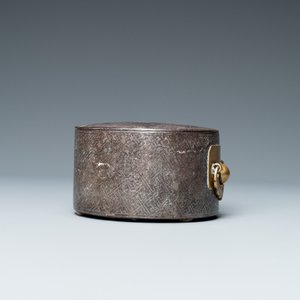 Een Koreaanse met zilver ingelegde ijzeren dekseldoos, wellicht Joseon, 16/17e eeuw — foto 8