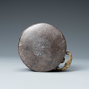 Een Koreaanse met zilver ingelegde ijzeren dekseldoos, wellicht Joseon, 16/17e eeuw — foto 9