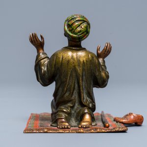 Een koud beschilderde bronzen groep van een biddende moslim, gesign. Bergman, Wenen, eind 19e eeuw — foto 4