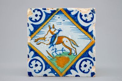 Een kwadraattegel met een vos met een vogel in zijn bek, 1600-1620