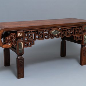 Een lage Chinese afgeronde langwerpige tafel, 19/20e eeuw — foto 1