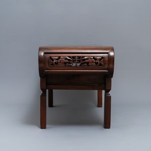 Een lage Chinese afgeronde langwerpige tafel, 19/20e eeuw — foto 3
