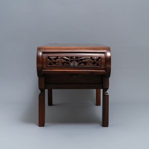 Een lage Chinese afgeronde langwerpige tafel, 19/20e eeuw — foto 4
