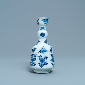 Een langwerpige Chinese blauw-witte hookah-basis met floraal decor, Kangxi — foto 3