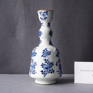 Een langwerpige Chinese blauw-witte hookah-basis met floraal decor, Kangxi — foto 8