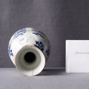 Een langwerpige Chinese blauw-witte hookah-basis met floraal decor, Kangxi — foto 9