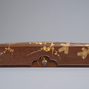 Een langwerpige Japanse lakwerk penselendoos met verguld floraal decor, Meiji, 19e eeuw — foto 2