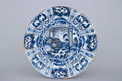 Een leuke Delftse schotel met een chinoiserie tempelleeuw, 17/18e eeuw