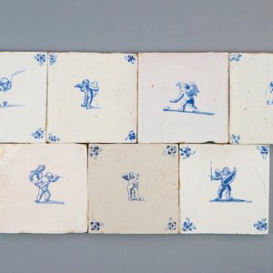 Een leuke set van 7 blauw-witte Delftse tegels met amortjes, 17/18e eeuw — foto 1