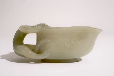 Een libation cup in Chinese celadon jade, 19e eeuw