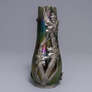 Een Loetz Art Nouveau vaas in iriserend glas met Van Hauten tinmontuur, 1e helft 20e eeuw — foto 1