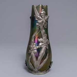 Een Loetz Art Nouveau vaas in iriserend glas met Van Hauten tinmontuur, 1e helft 20e eeuw — foto 3