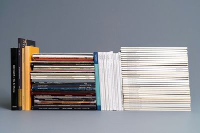 Een lot catalogi Chinese kunst: Eskenazi, Spink & Son, Sotheby's e.a. en 33 magazines Arts of Asia
