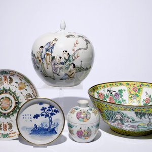 Een lot Chinees famille rose en blauw-wit porselein en een Canton emaille kom, 19/20e eeuw — foto 1