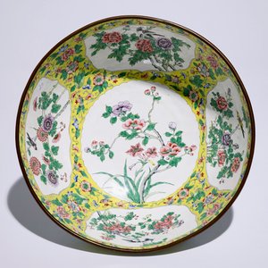 Een lot Chinees famille rose en blauw-wit porselein en een Canton emaille kom, 19/20e eeuw — foto 11